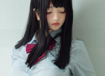 制服风潮下，阿寨寨的写真：穿上它，连走路都带风！
