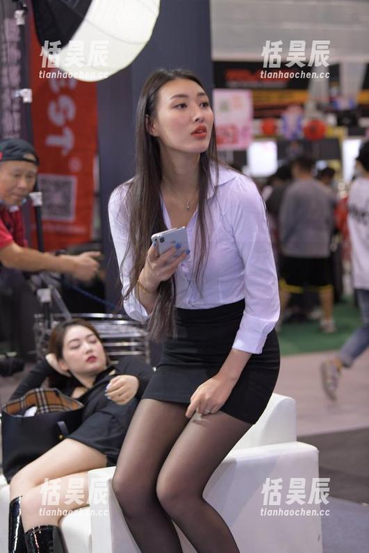 魔镜街拍-玲玲 魔镜街拍 - 更新了!玲玲的街拍套图——车展里的“我自己”妆容