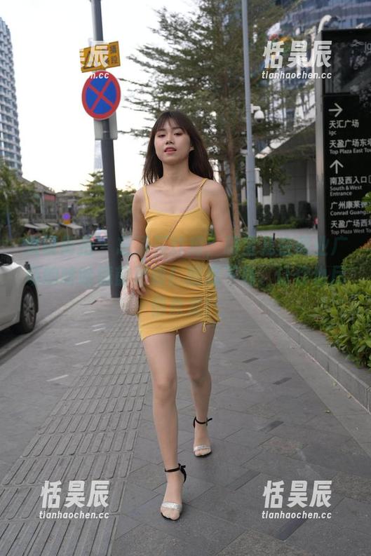 魔镜街拍 - 忘了买炸鸡，萌宝儿在商业广场的哈哈镜前更香！图库下载，让你也尽情欣赏！
