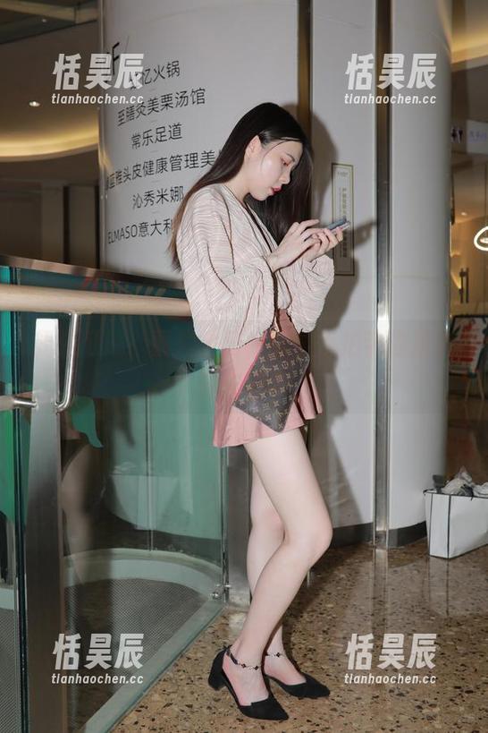 无处可逃！图片全套，魔镜街拍带你摸索陌生城市