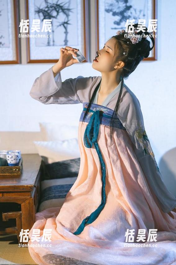 鹿八岁baby写真分享：在家里与凶凶年兽的乘风破浪